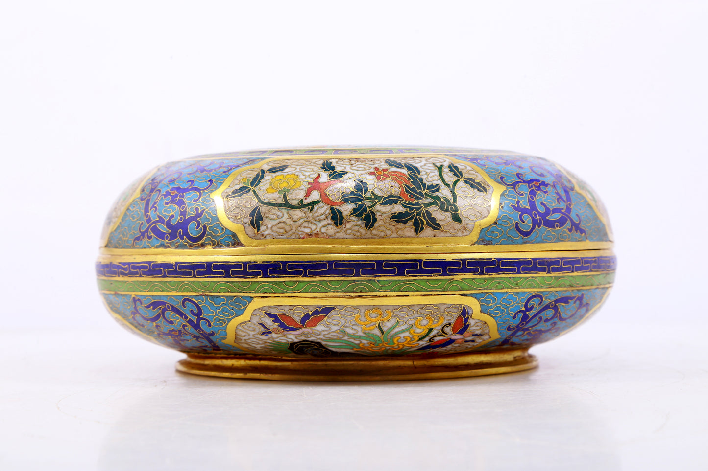 An exquisite cloisonne 'auspicious clouds and dragon' pattern box