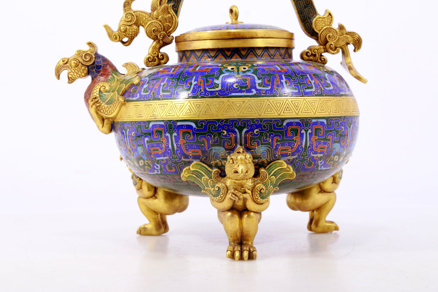 An exquisite cloisonné dragon-patterned tripod ewer