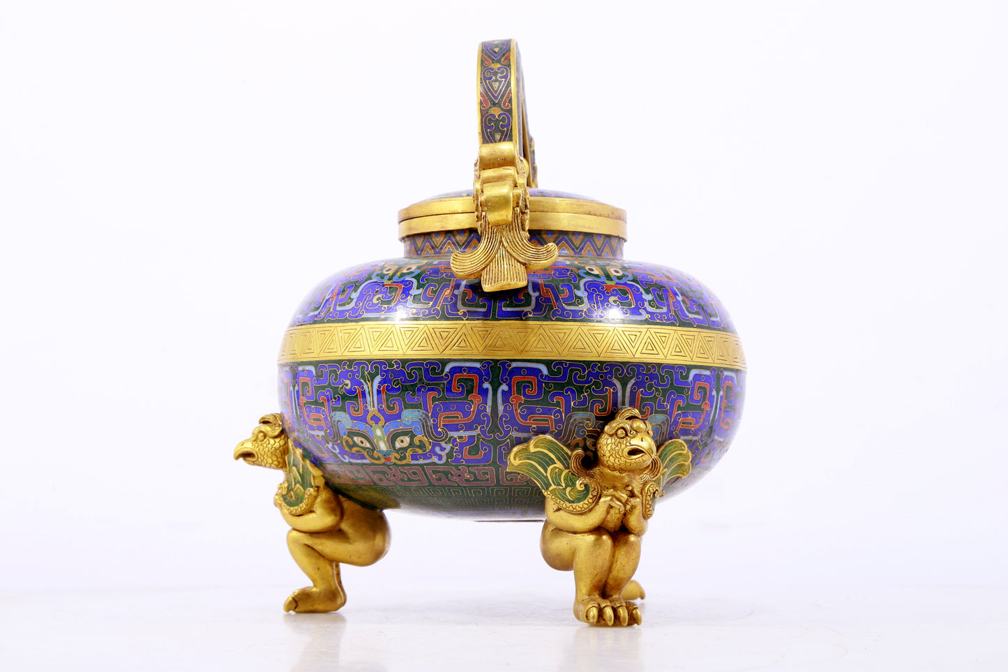 An exquisite cloisonné dragon-patterned tripod ewer