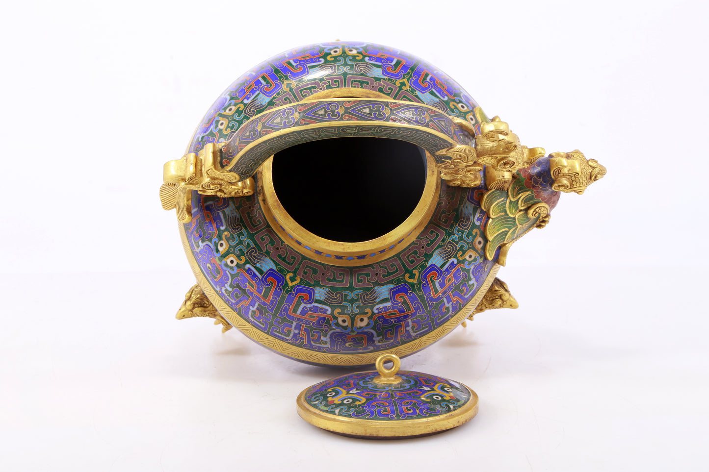 An exquisite cloisonné dragon-patterned tripod ewer