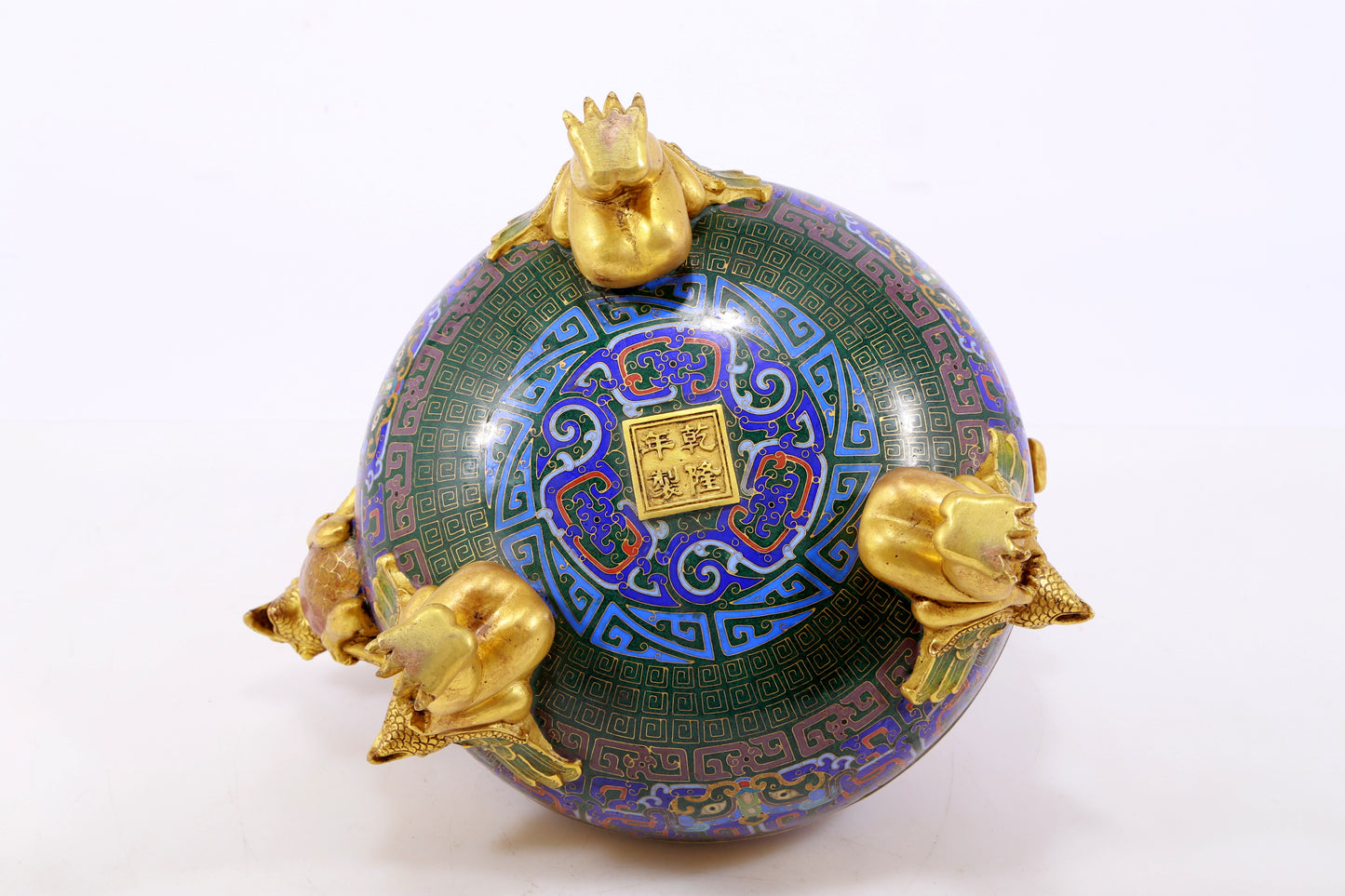 An exquisite cloisonné dragon-patterned tripod ewer