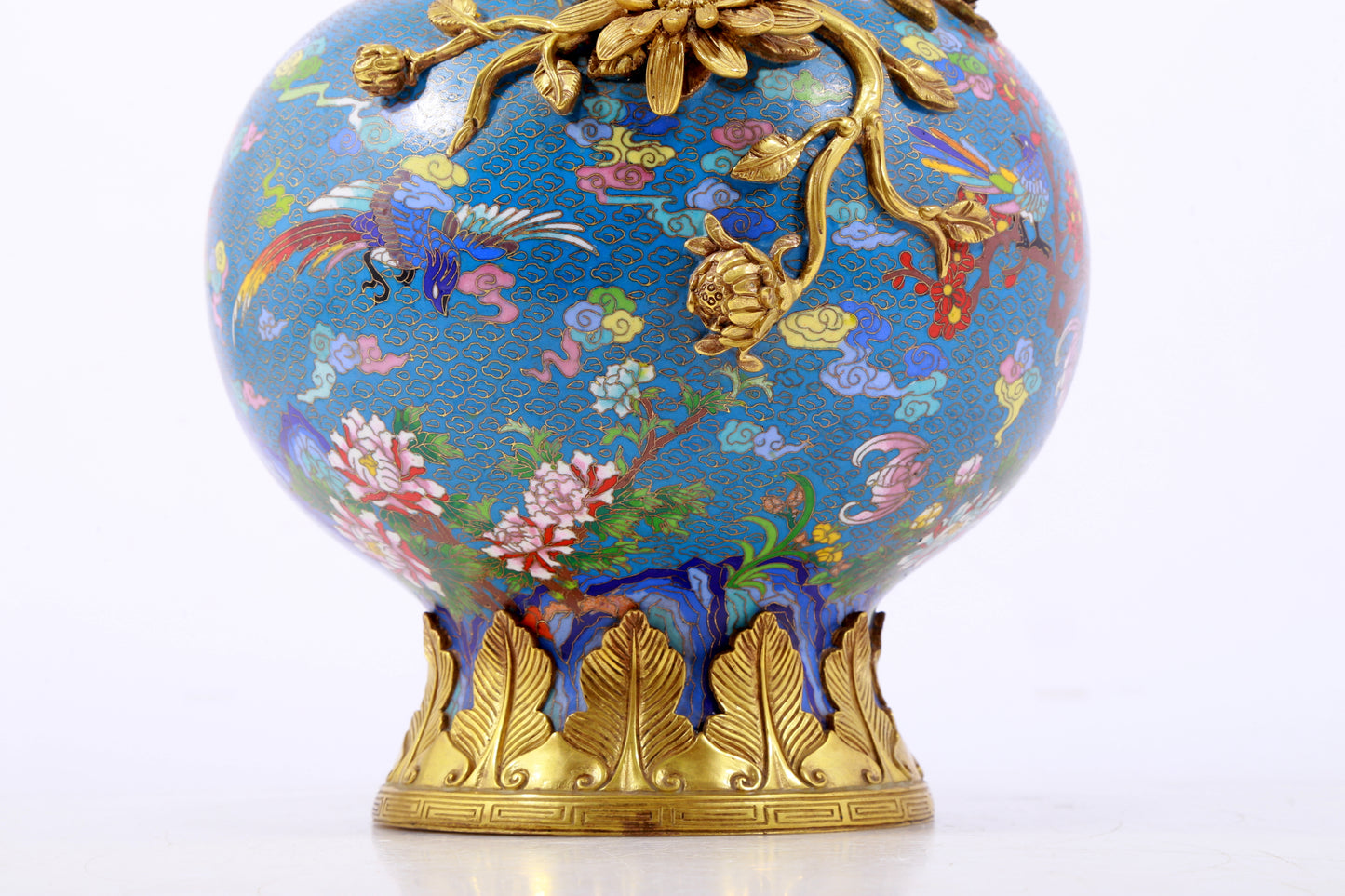 An exquisite cloisonné vase with flower and bird patterns