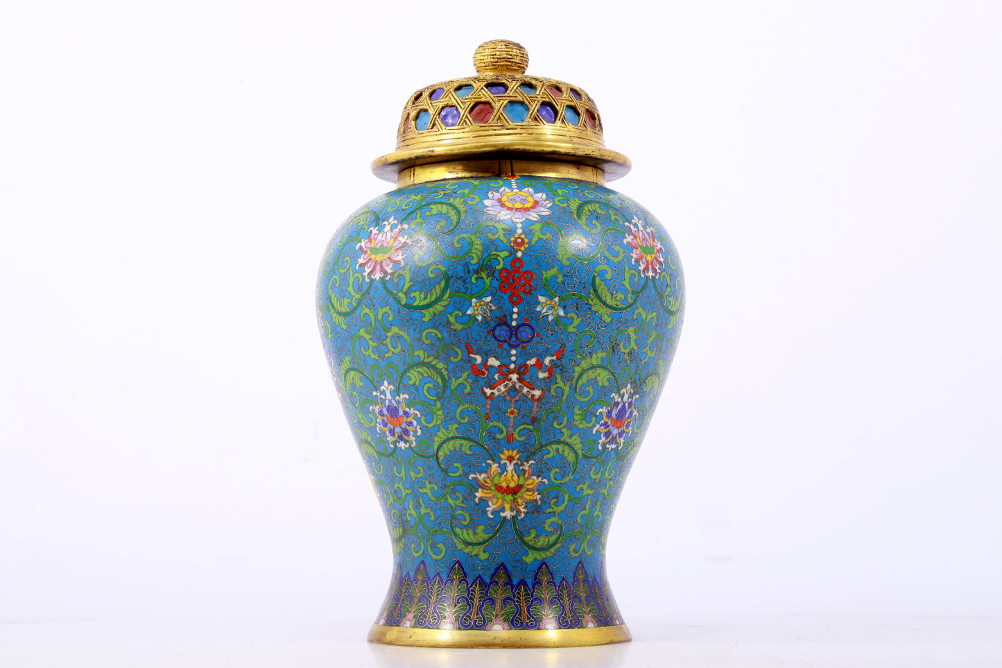 An exquisite cloisonne vase with lotus pattern and lid