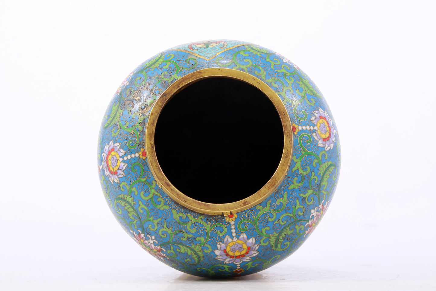 An exquisite cloisonne vase with lotus pattern and lid