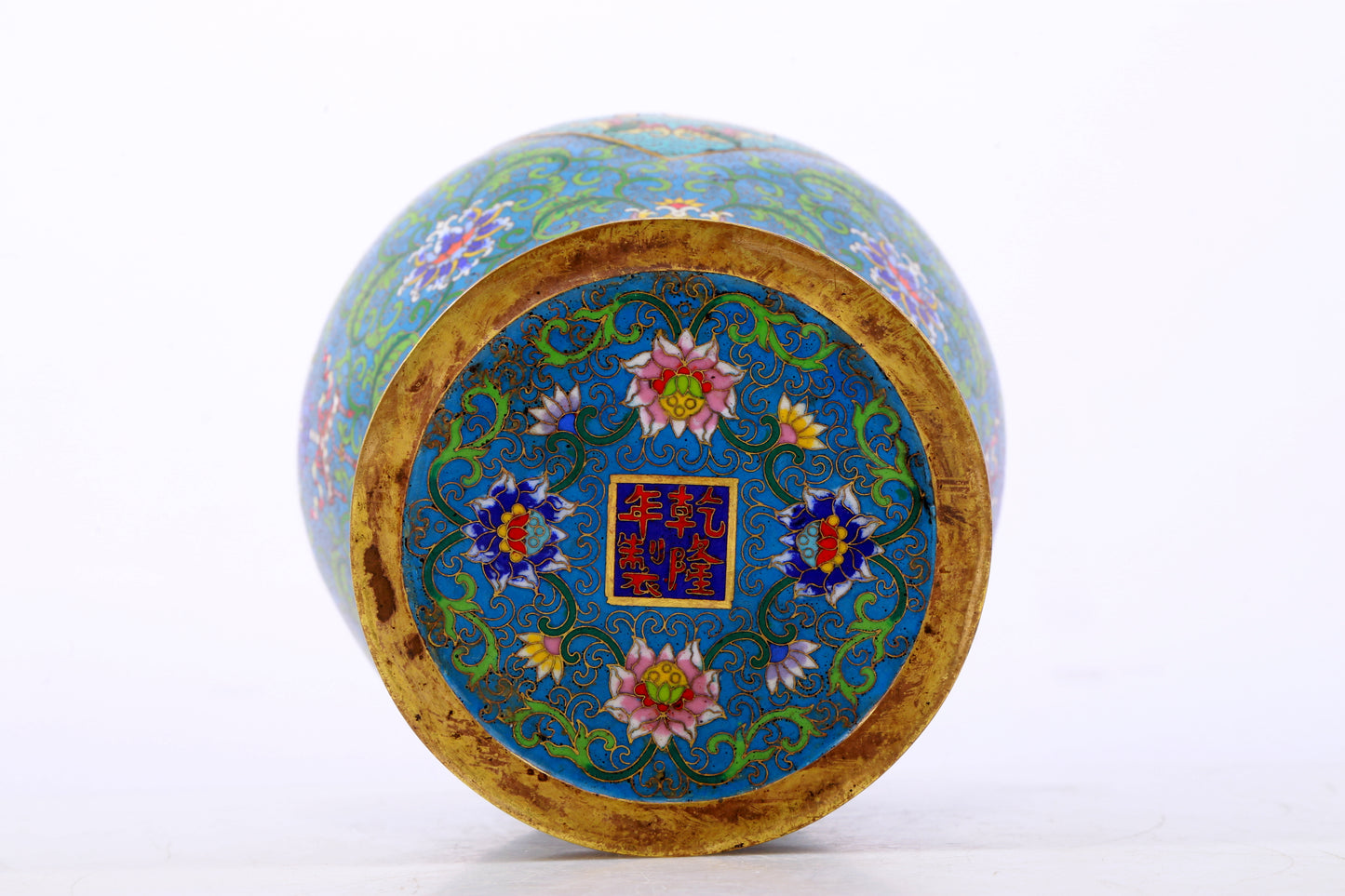 An exquisite cloisonne vase with lotus pattern and lid