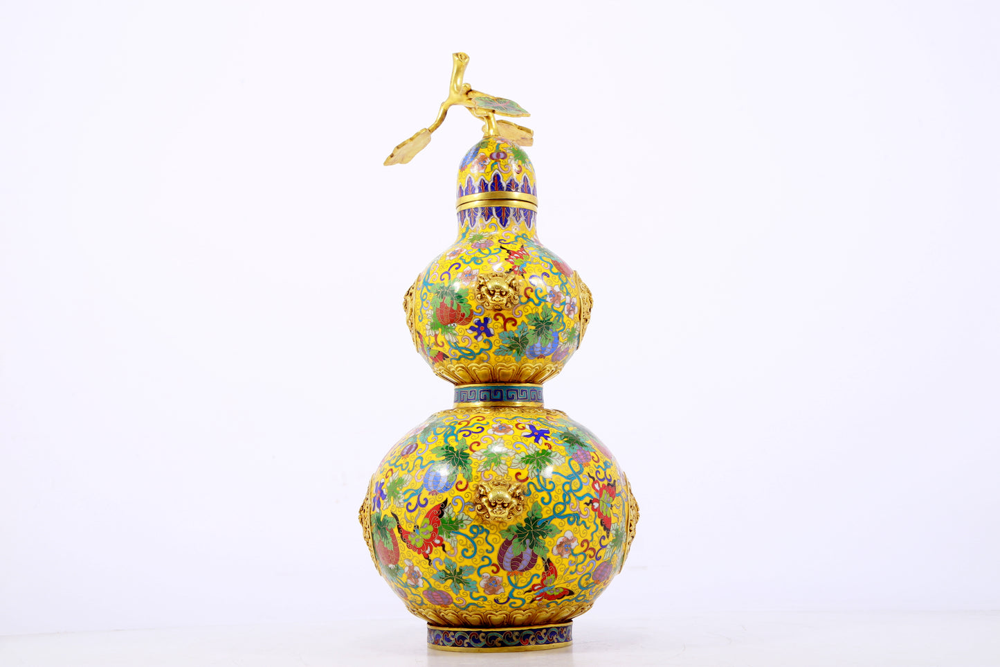 An exquisite cloisonné dragon-patterned gourd-shaped bottle with lid