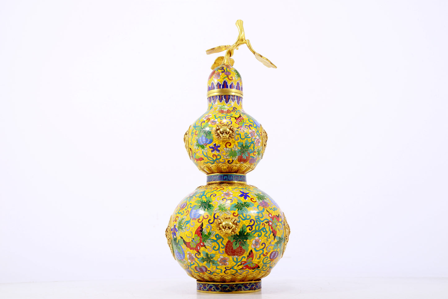 An exquisite cloisonné dragon-patterned gourd-shaped bottle with lid