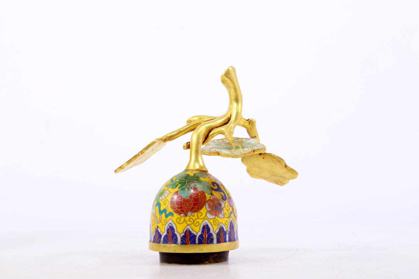 An exquisite cloisonné dragon-patterned gourd-shaped bottle with lid