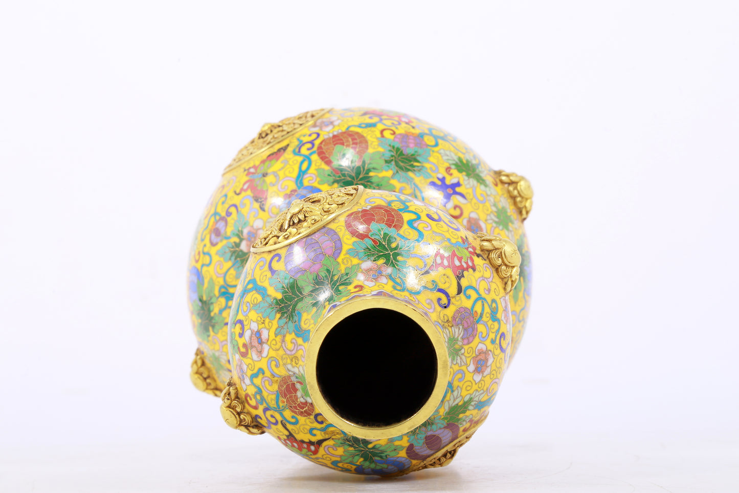 An exquisite cloisonné dragon-patterned gourd-shaped bottle with lid