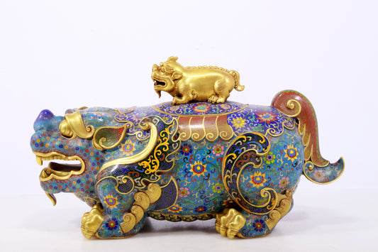 An exquisite cloisonné beast-shaped box