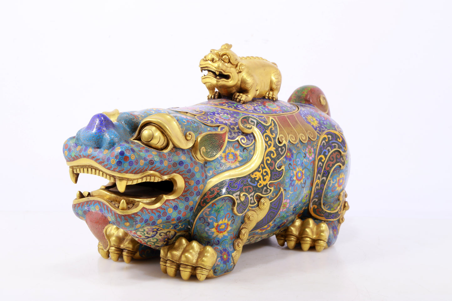 An exquisite cloisonné beast-shaped box