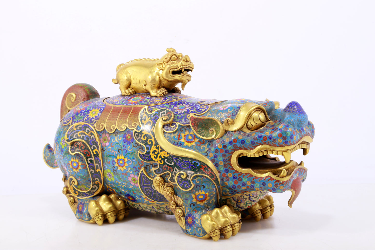 An exquisite cloisonné beast-shaped box