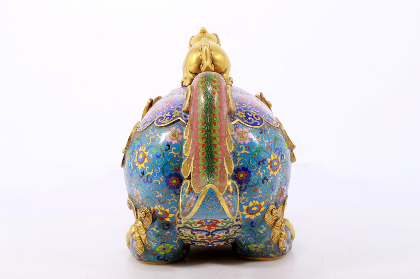 An exquisite cloisonné beast-shaped box