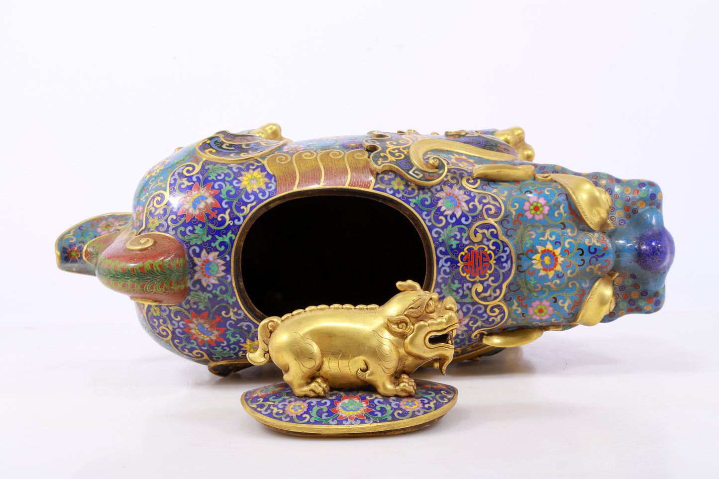 An exquisite cloisonné beast-shaped box