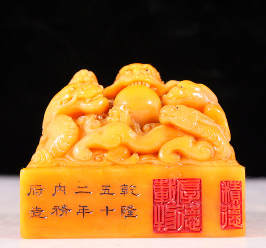 An exquisite Tianhuang stone auspicious cloud and dragon pattern seal