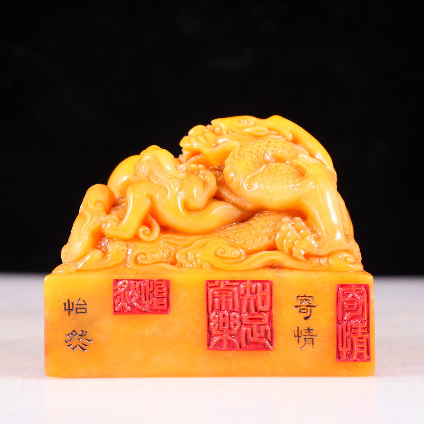 An exquisite Tianhuang stone auspicious cloud and dragon pattern seal