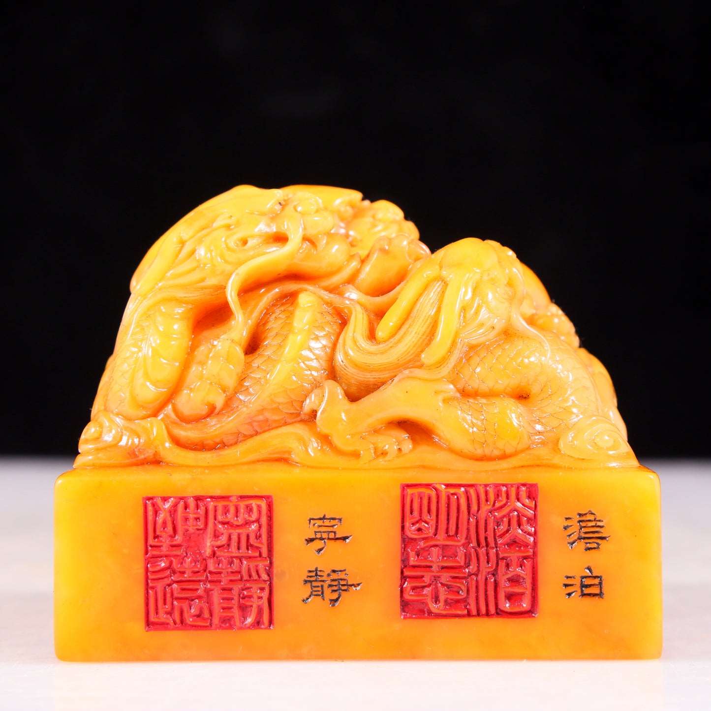 An exquisite Tianhuang stone auspicious cloud and dragon pattern seal