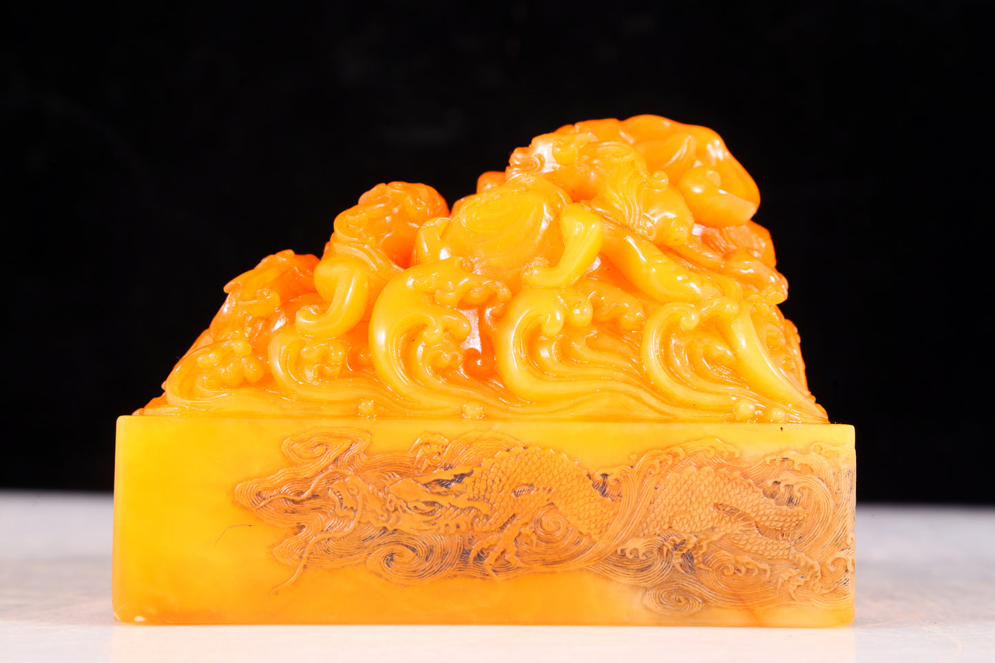 An exquisite Tianhuang stone auspicious cloud and dragon pattern seal