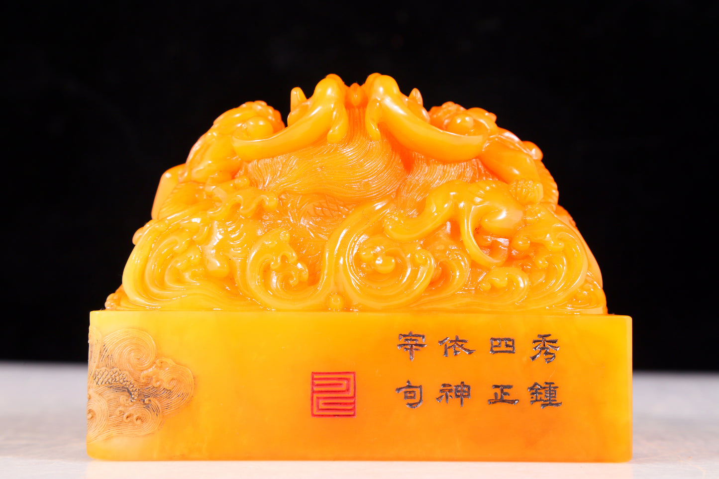 An exquisite Tianhuang stone auspicious cloud and dragon pattern seal