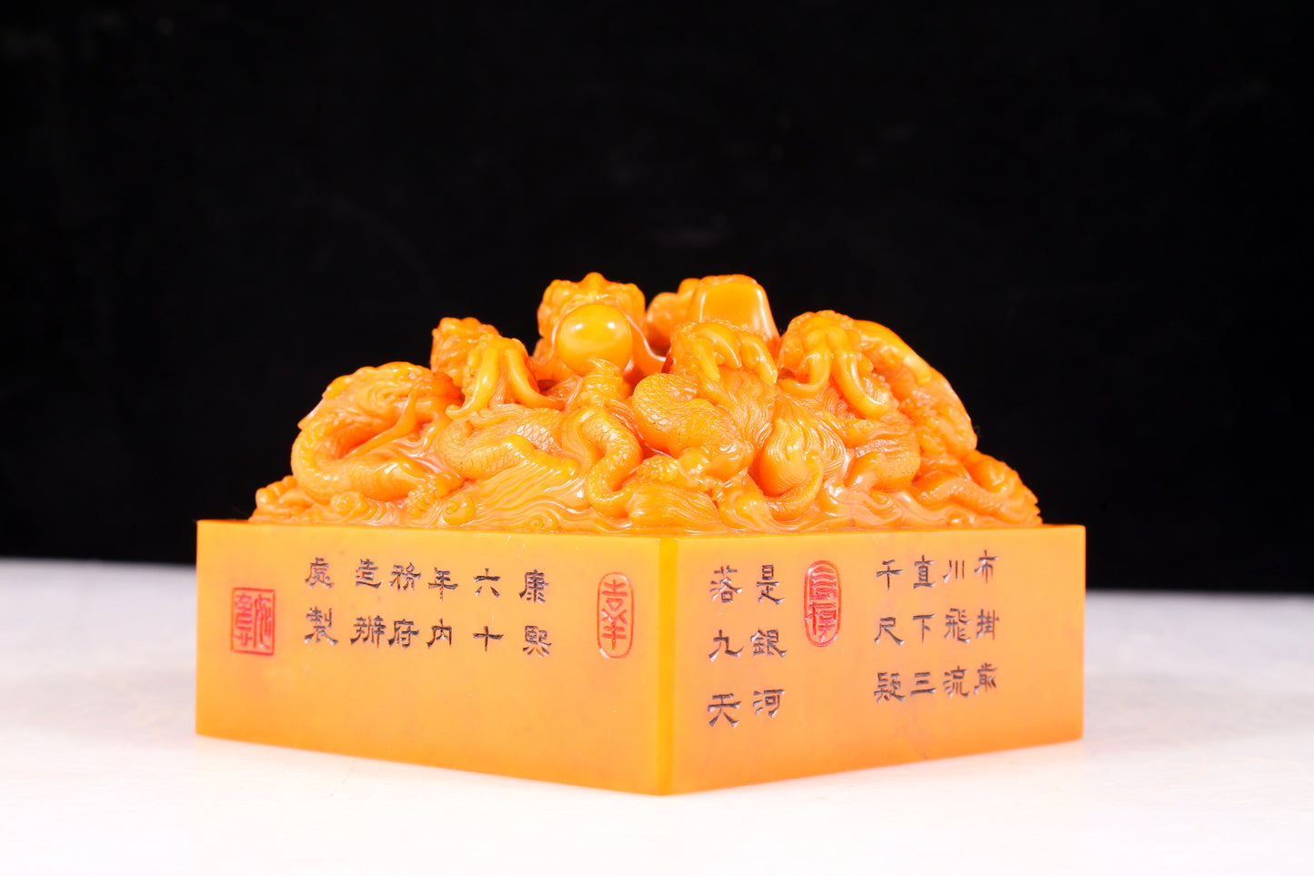 An exquisite Tianhuang stone auspicious cloud and dragon pattern seal