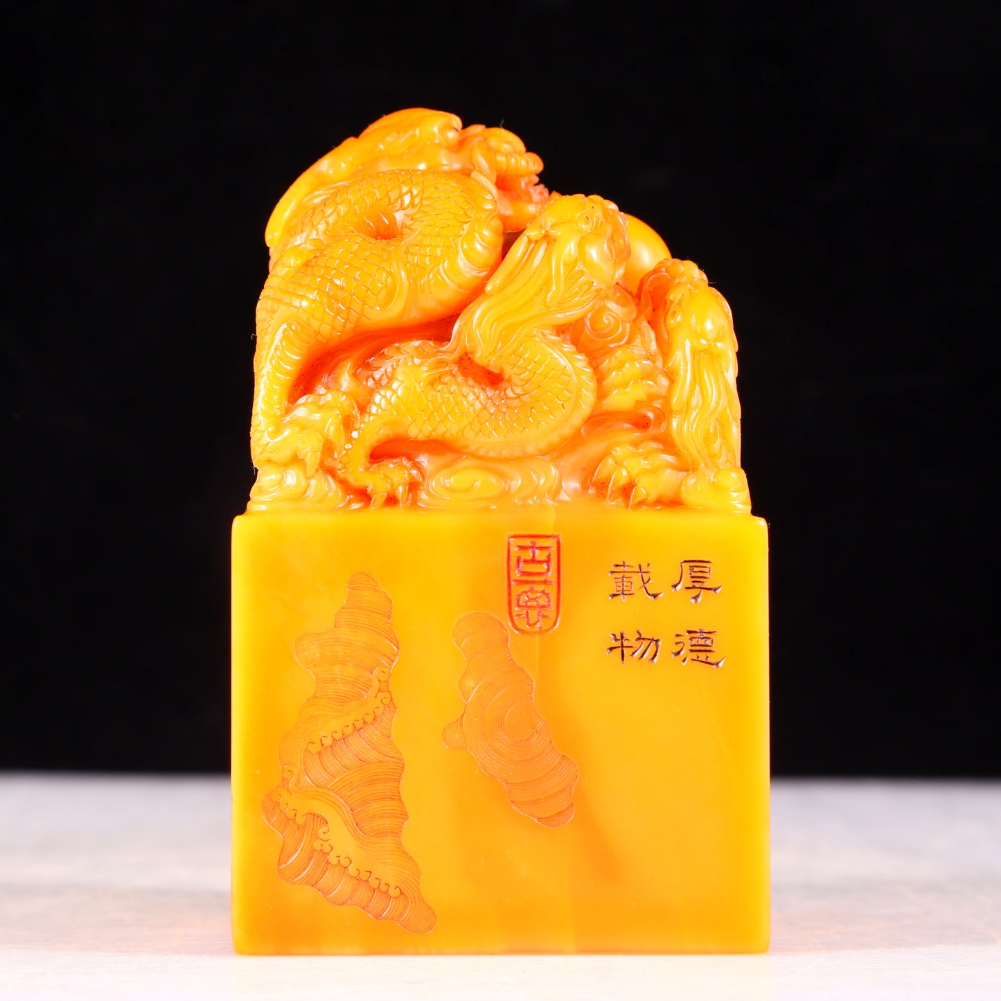 An exquisite Tianhuang stone auspicious cloud and dragon pattern seal