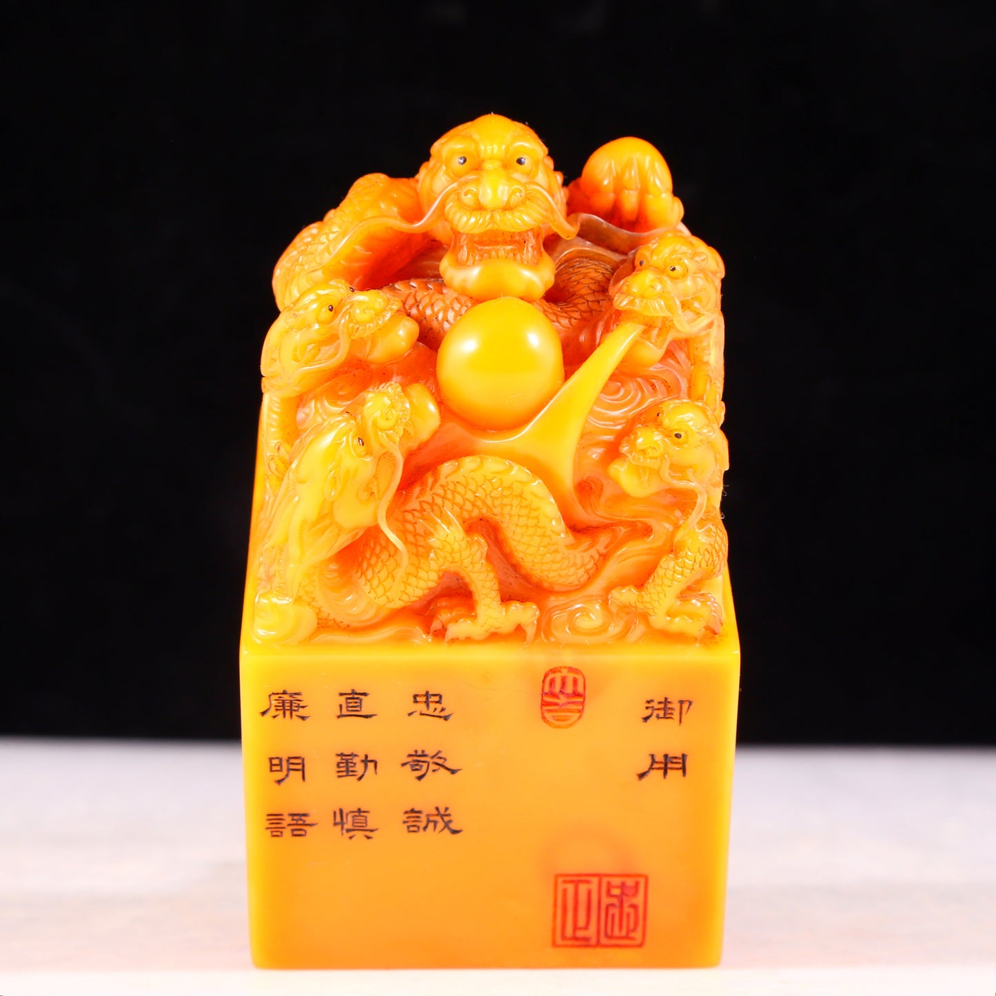 An exquisite Tianhuang stone auspicious cloud and dragon pattern seal