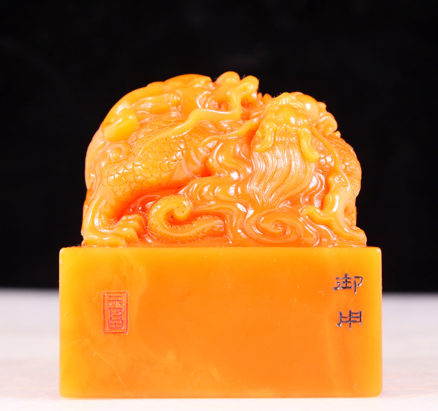 An exquisite Tianhuang stone auspicious cloud and dragon pattern seal