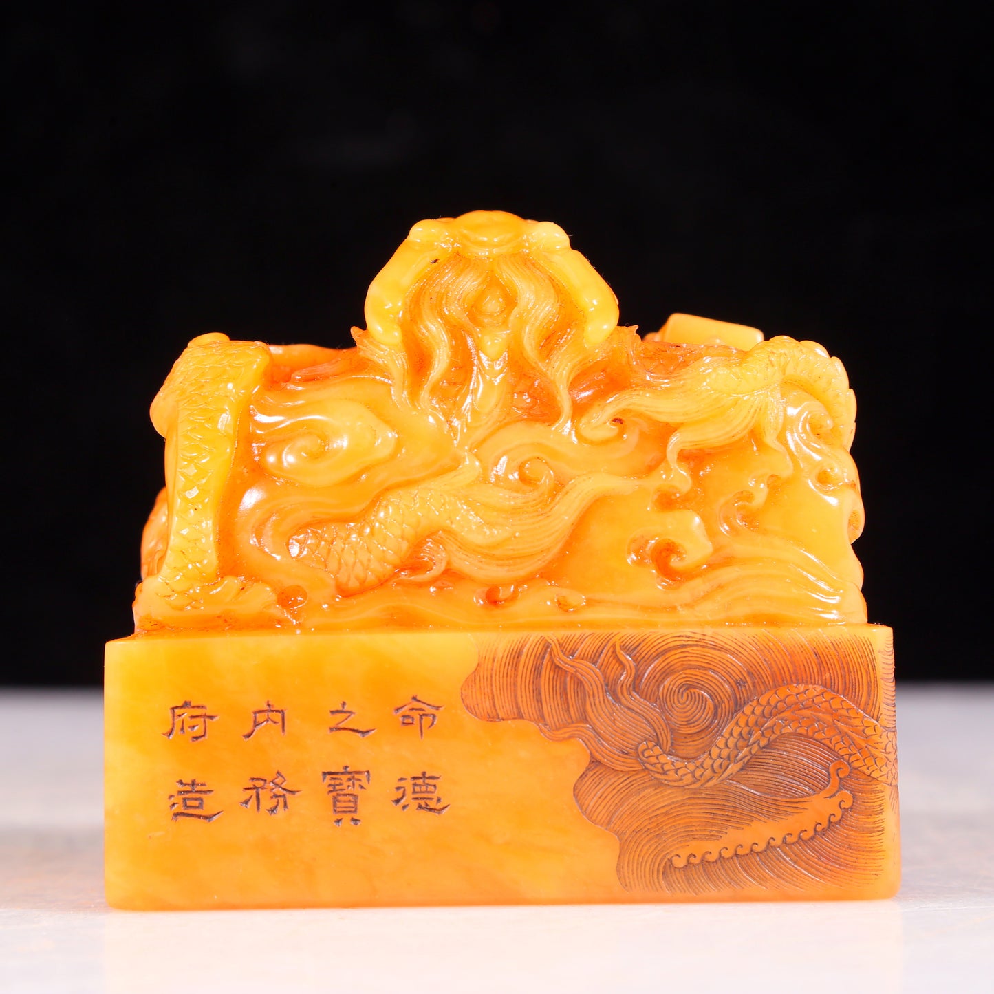 An exquisite Tianhuang stone auspicious cloud and dragon pattern seal