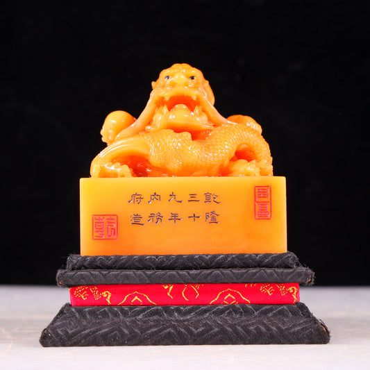 An exquisite Tianhuang stone auspicious cloud and dragon pattern seal