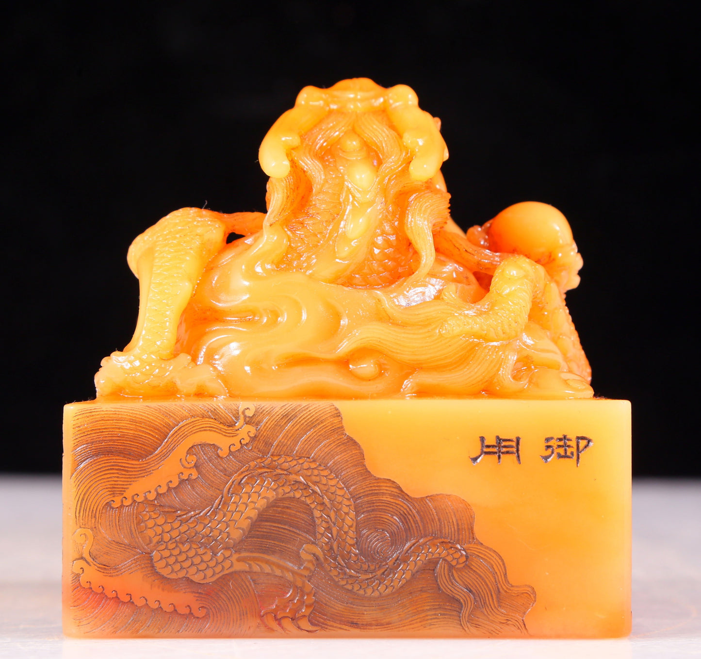 An exquisite Tianhuang stone auspicious cloud and dragon pattern seal