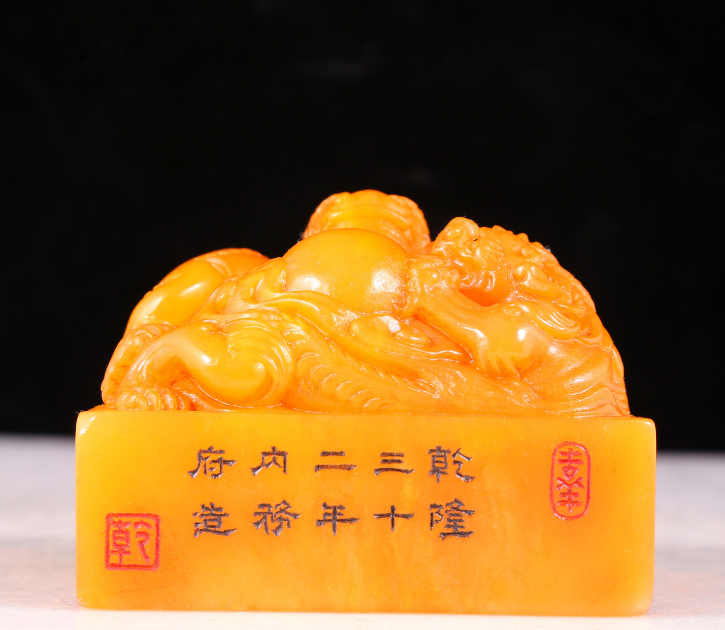 An exquisite Tianhuang stone auspicious cloud and dragon pattern seal