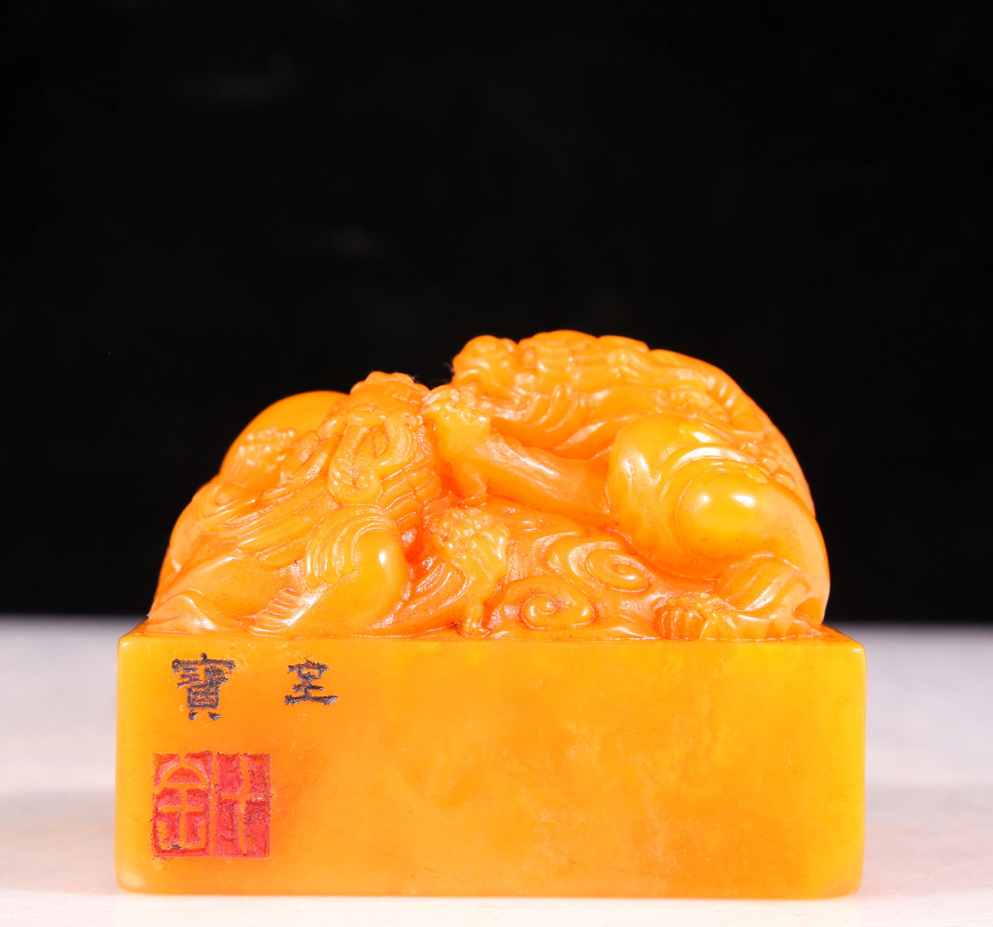 An exquisite Tianhuang stone auspicious cloud and dragon pattern seal