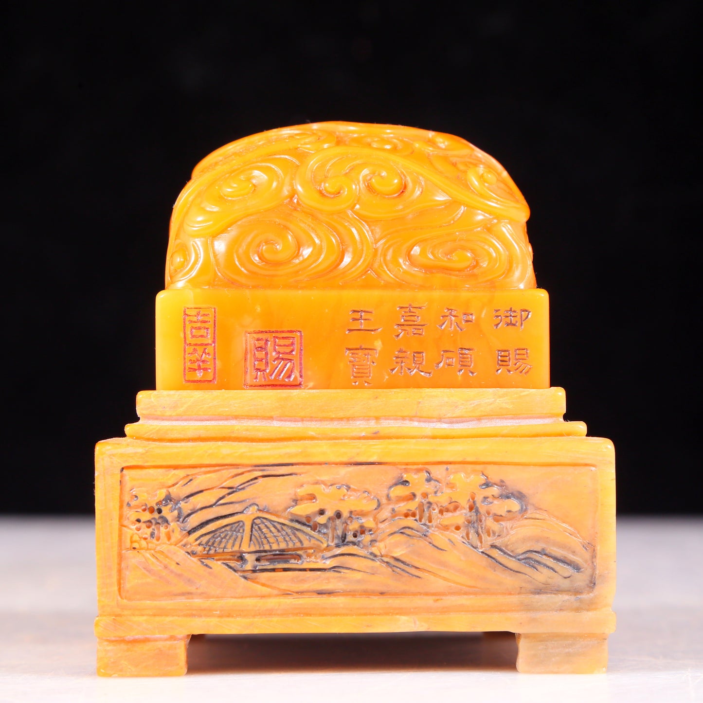 An exquisite Tianhuang stone seal with auspicious clouds and dragon patterns