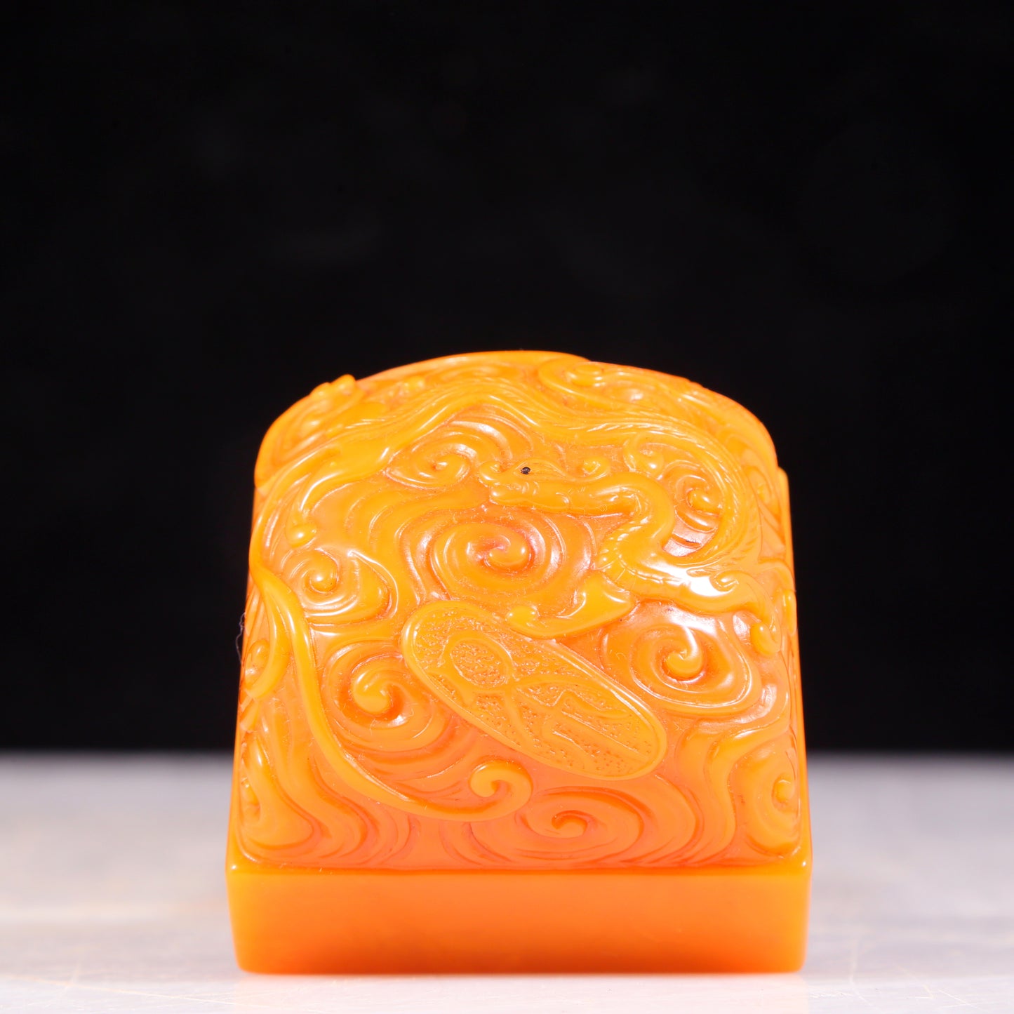 An exquisite Tianhuang stone seal with auspicious clouds and dragon patterns