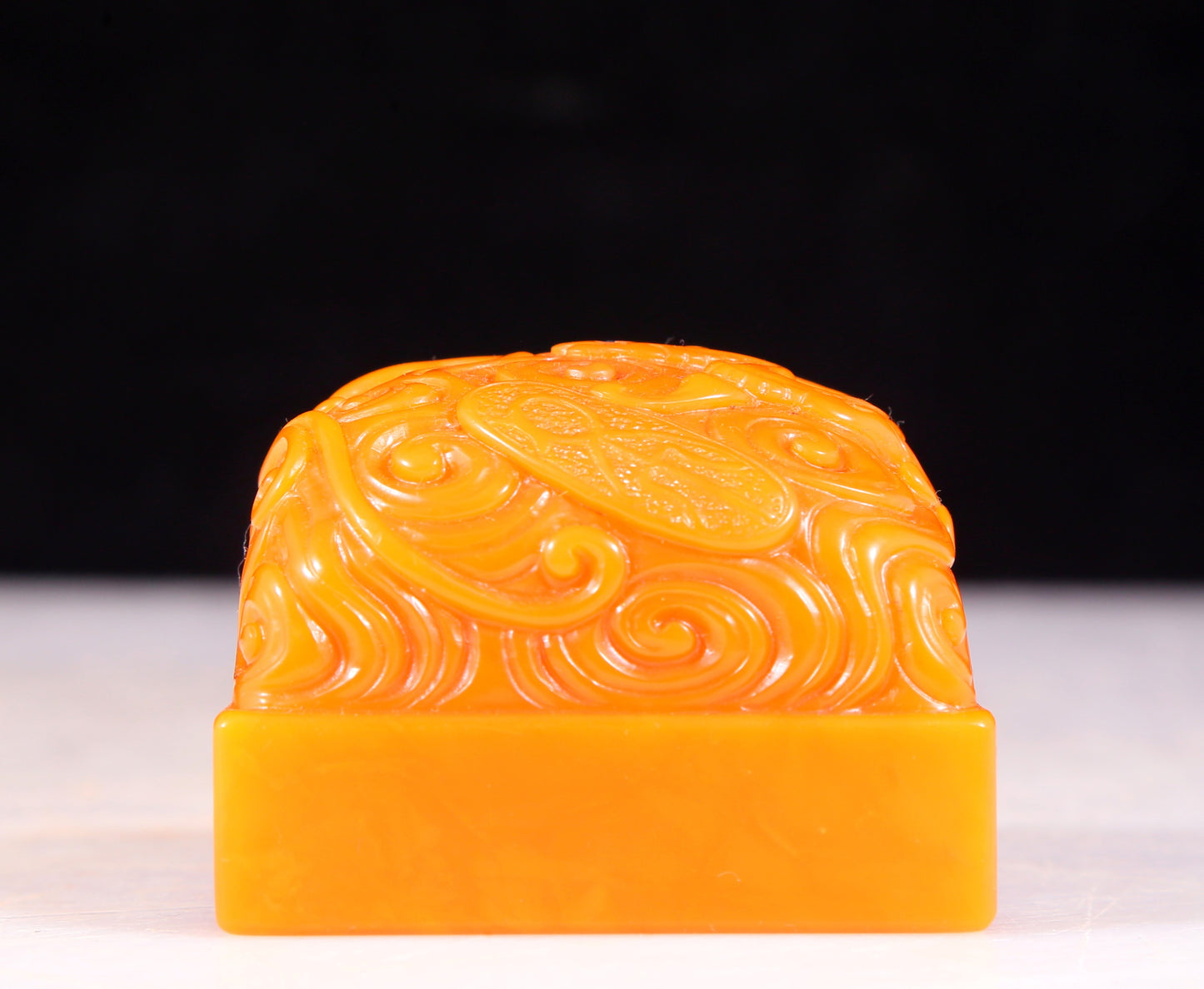 An exquisite Tianhuang stone seal with auspicious clouds and dragon patterns