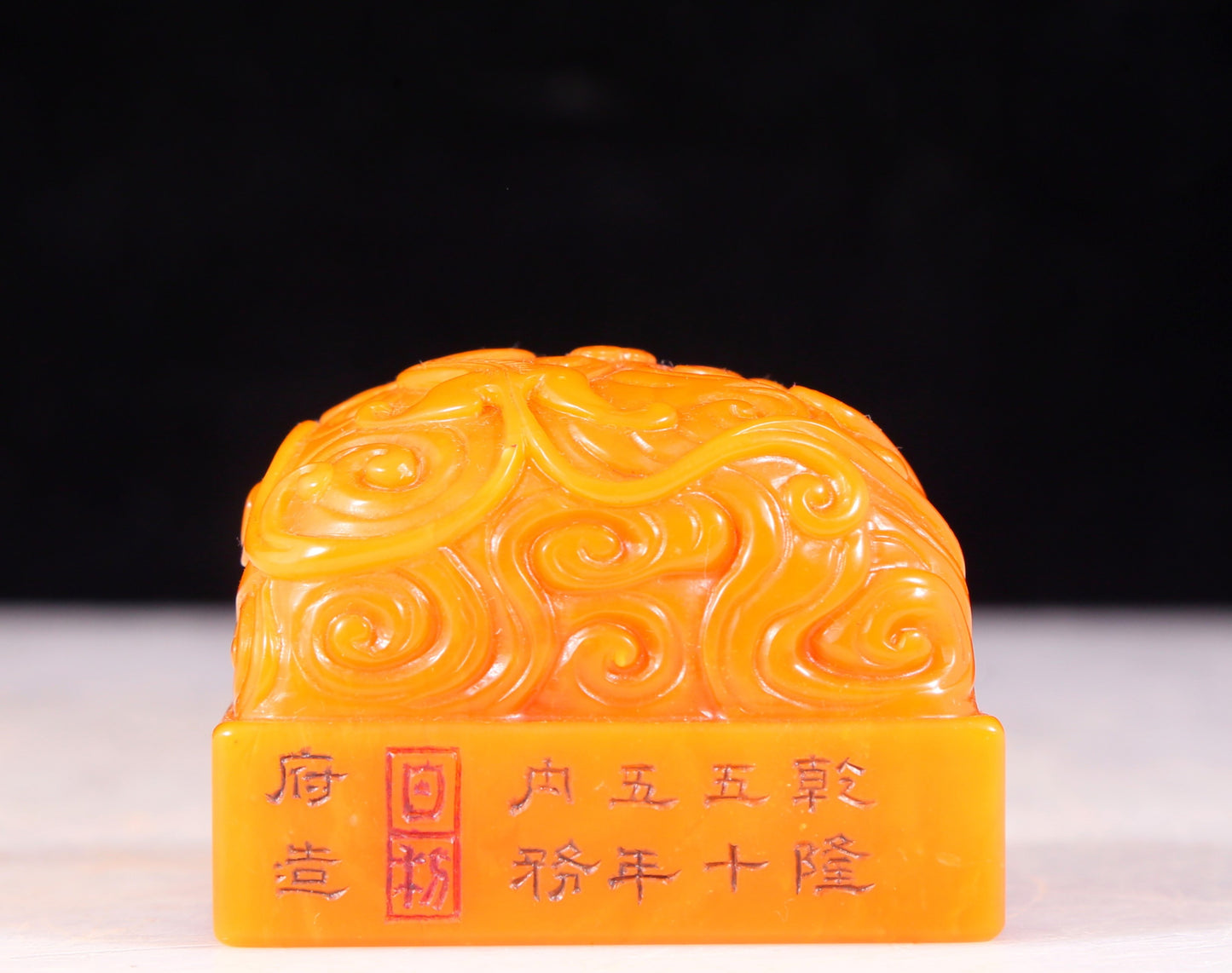 An exquisite Tianhuang stone seal with auspicious clouds and dragon patterns