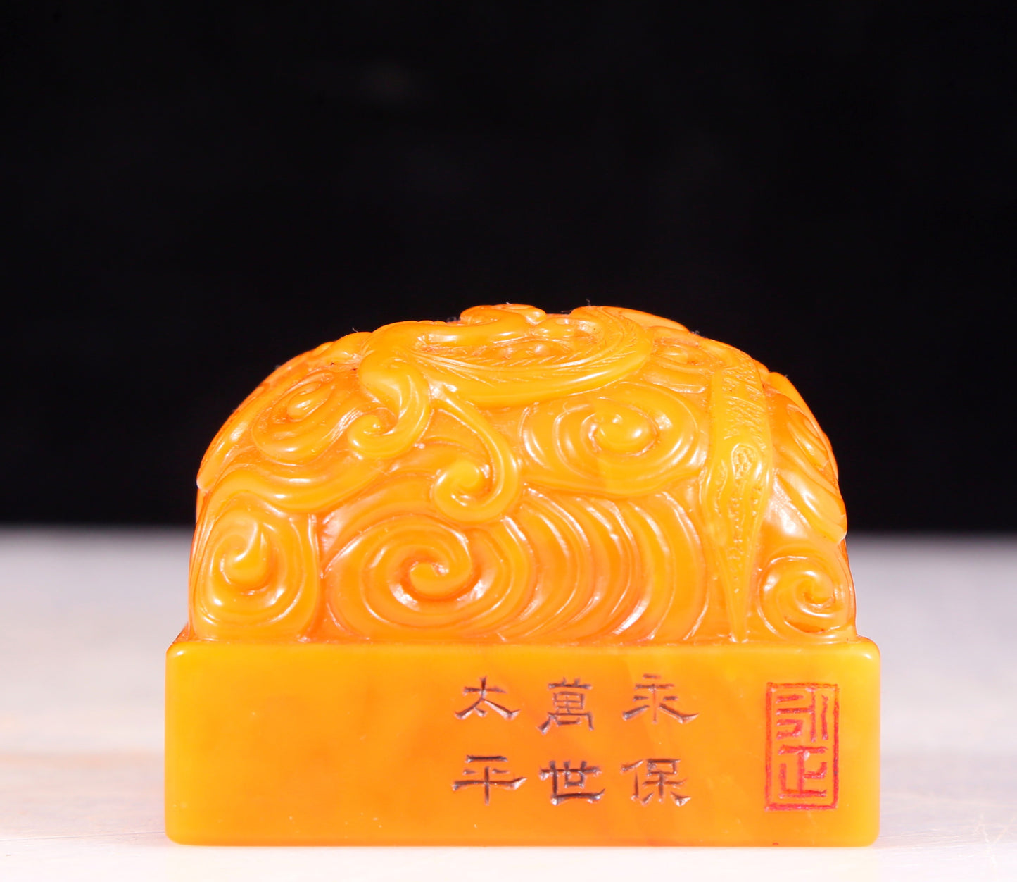 An exquisite Tianhuang stone seal with auspicious clouds and dragon patterns