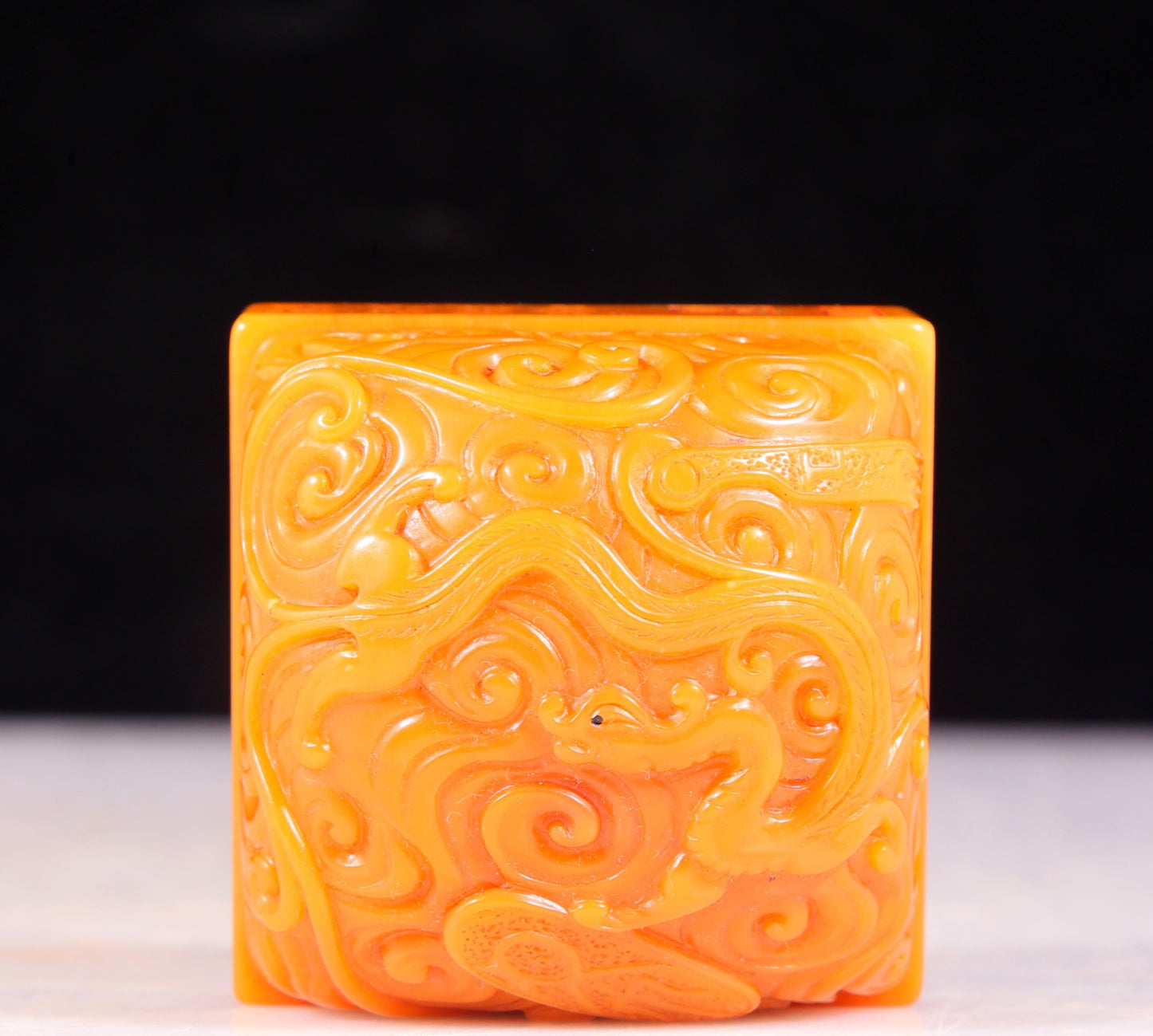 An exquisite Tianhuang stone seal with auspicious clouds and dragon patterns