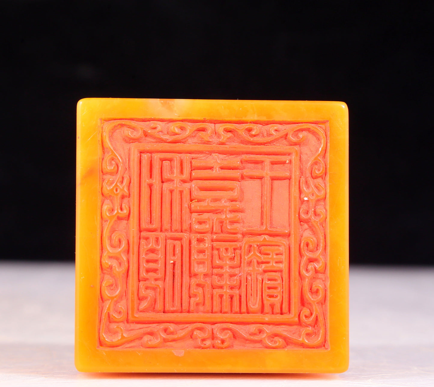 An exquisite Tianhuang stone seal with auspicious clouds and dragon patterns