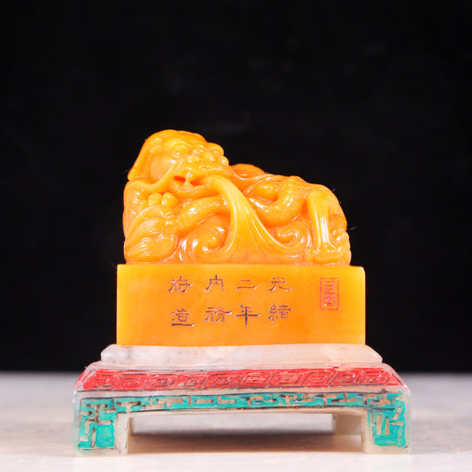 An exquisite Tianhuang stone auspicious cloud and dragon pattern seal