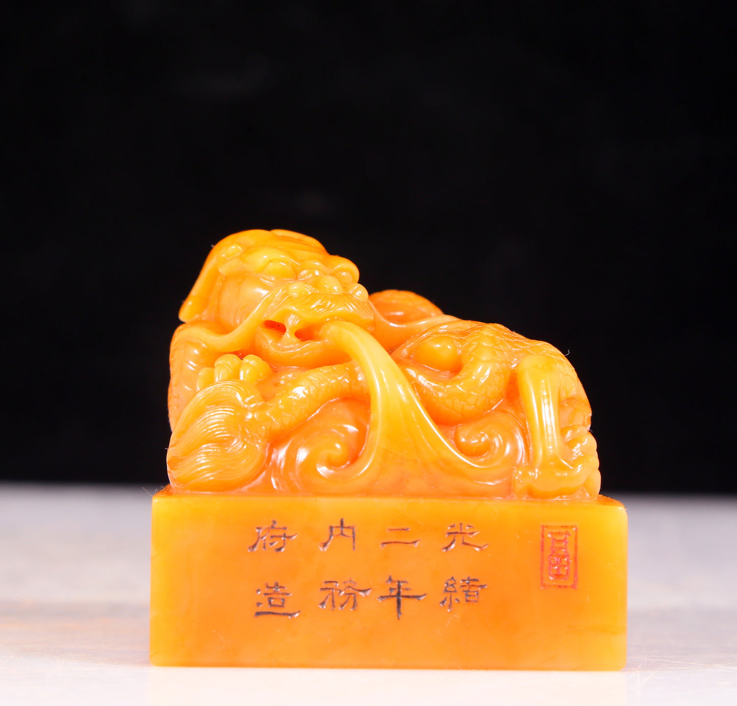 An exquisite Tianhuang stone auspicious cloud and dragon pattern seal