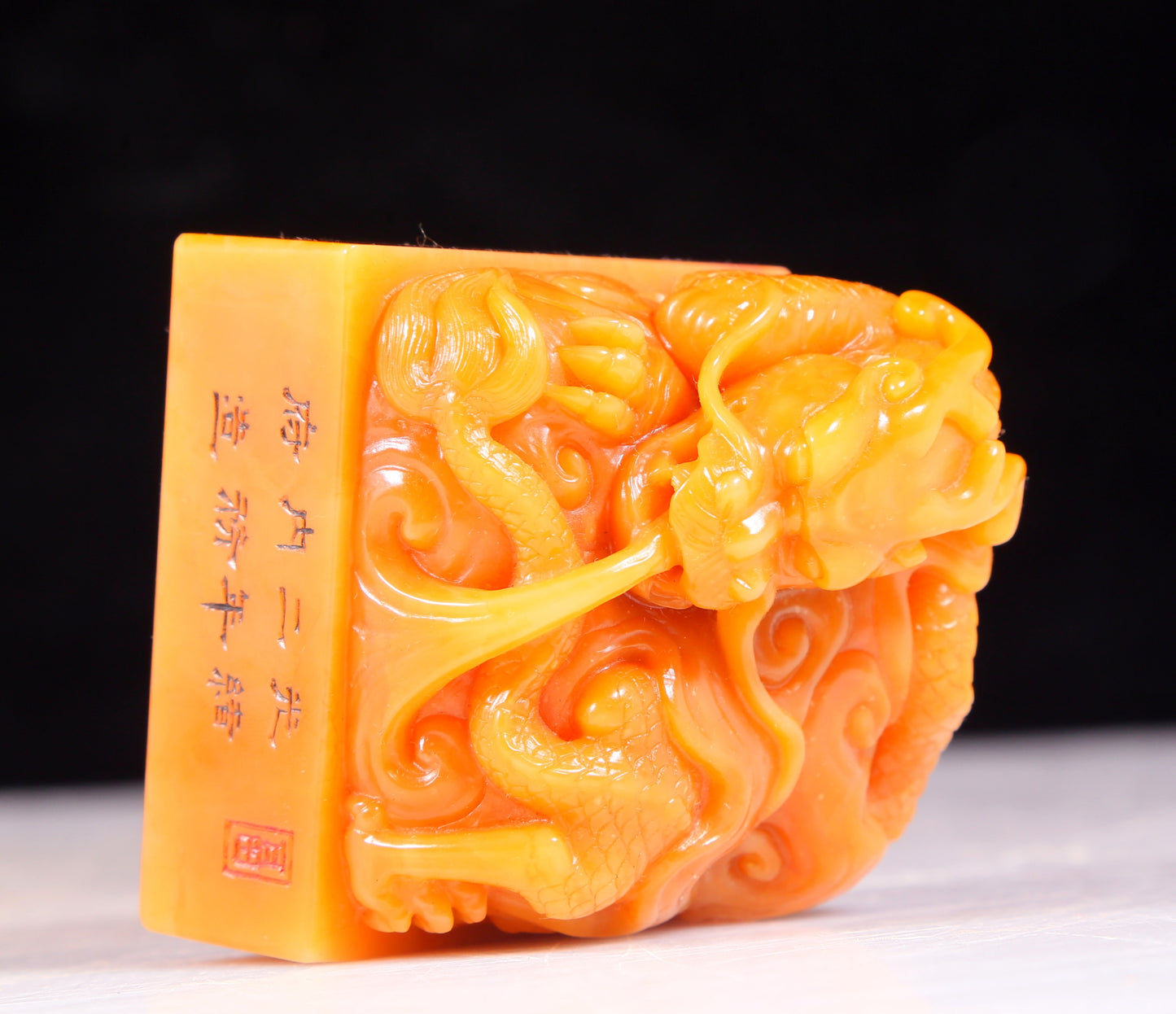 An exquisite Tianhuang stone auspicious cloud and dragon pattern seal