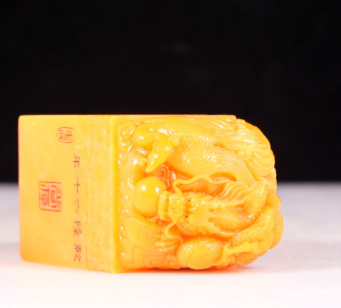 An exquisite Tianhuang stone auspicious cloud and dragon pattern seal