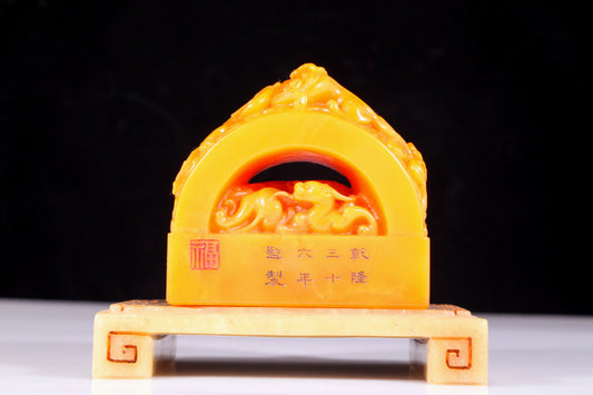 An exquisite Tianhuang stone seal with auspicious clouds and dragon patterns