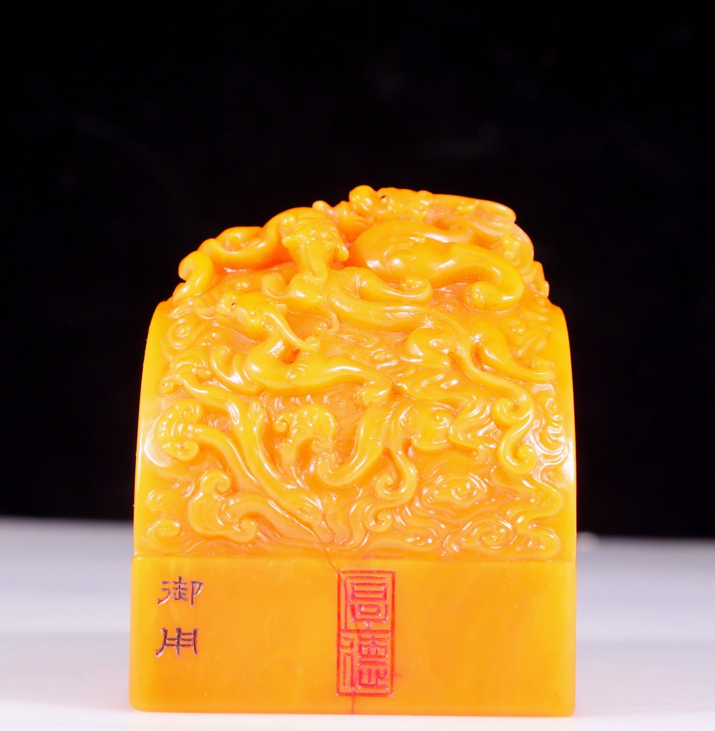 An exquisite Tianhuang stone seal with auspicious clouds and dragon patterns