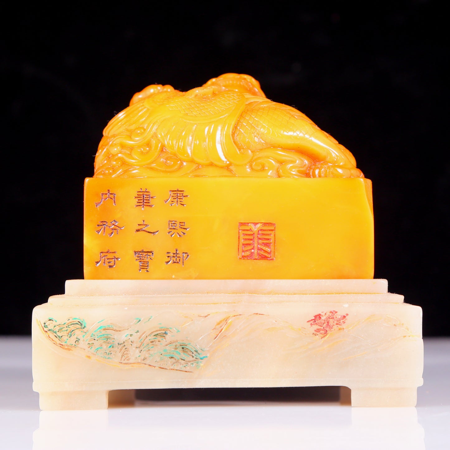 An exquisite Tianhuang stone seal with dragon and phoenix patterns