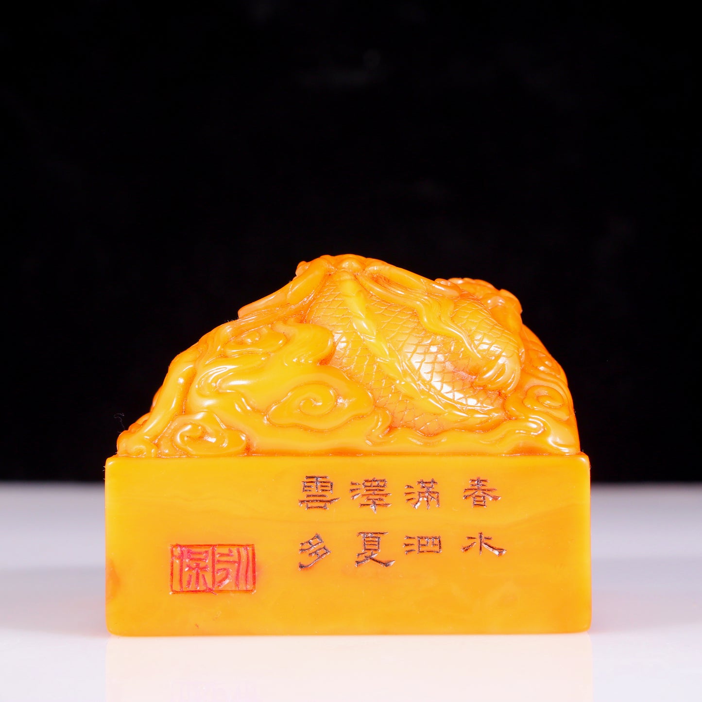 An exquisite Tianhuang stone seal with dragon and phoenix patterns