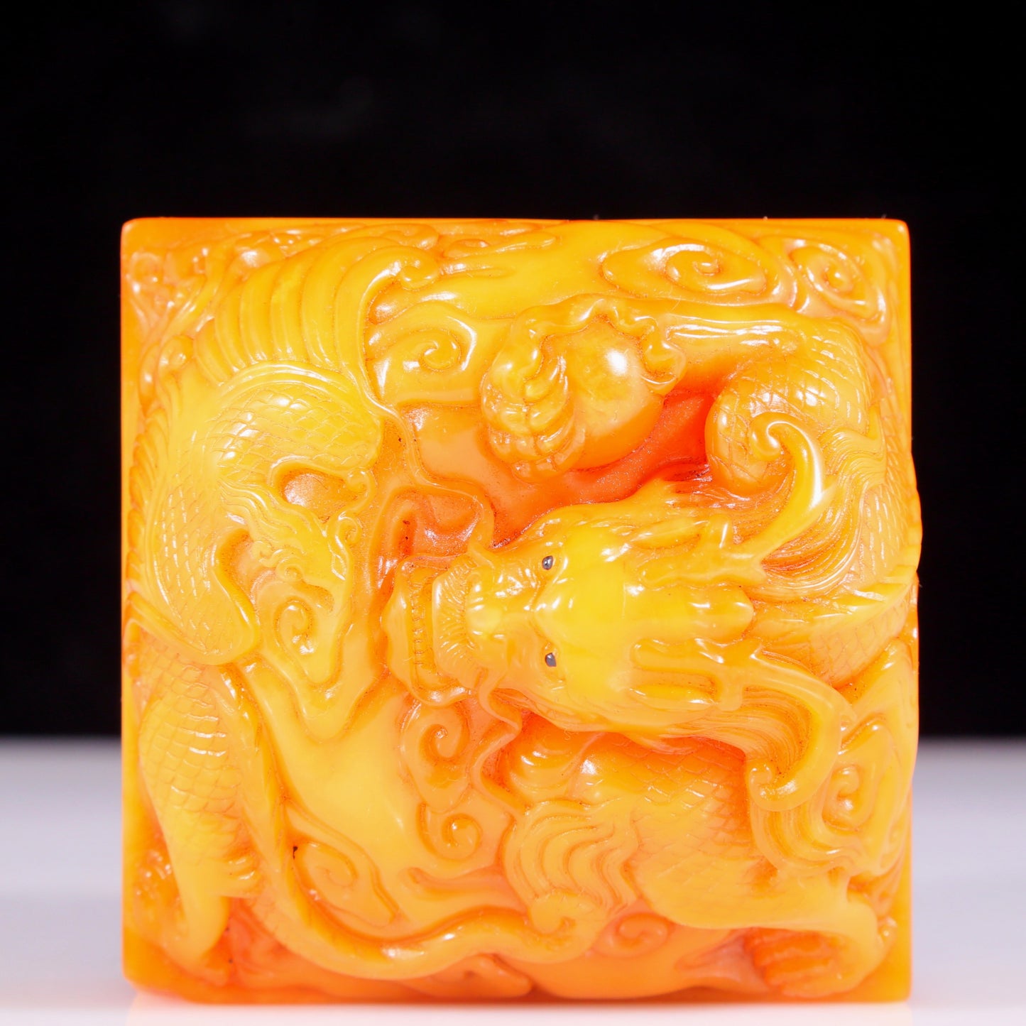 An exquisite Tianhuang stone seal with dragon and phoenix patterns