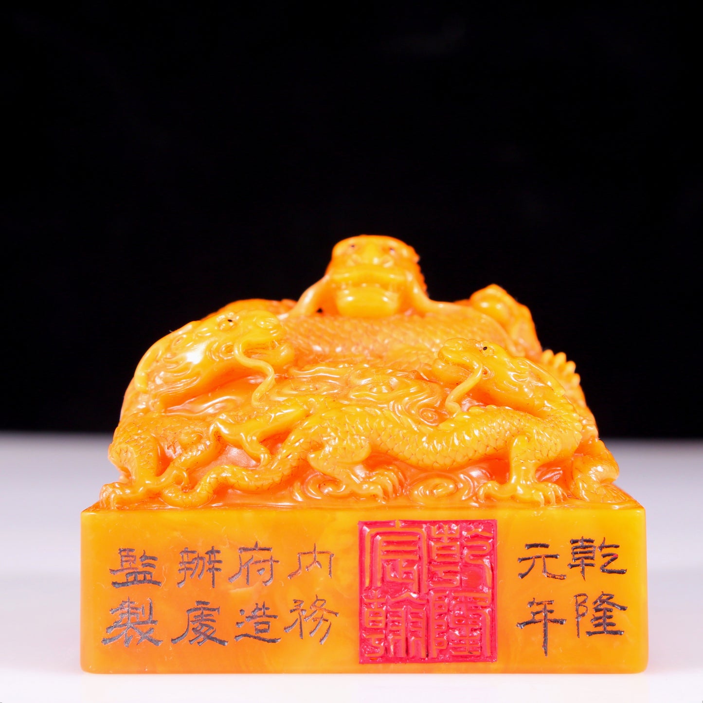 An exquisite Tianhuang stone Xiangyun dragon seal with Shoushan stone painted base