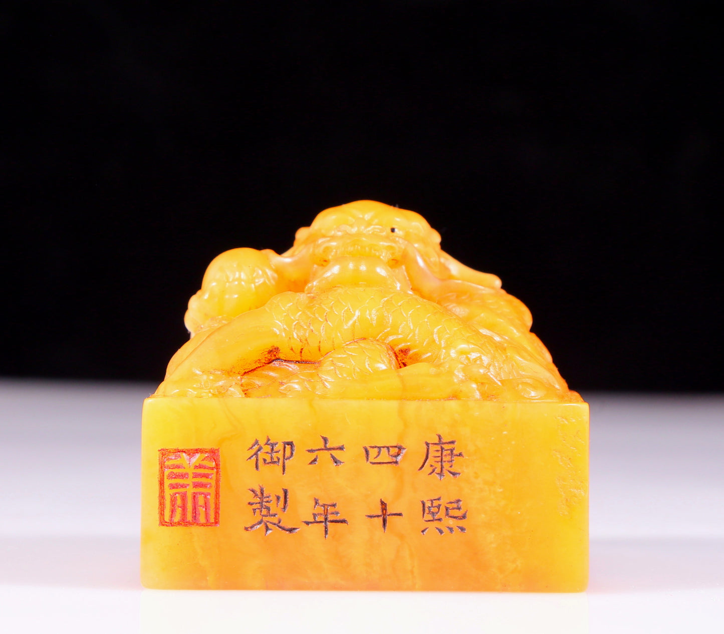 An exquisite Tianhuang stone dragon seal with Shoushan stone painted base